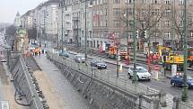 Rašínovo nábřeží - začala oprava tramvajové trati, automobilová doprava je svedena na náplavku ve směru na Podolí.
