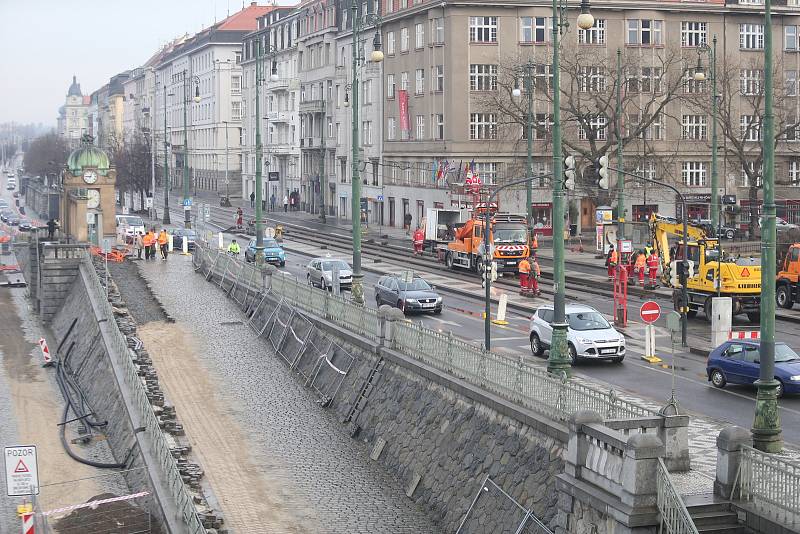 Rašínovo nábřeží - začala oprava tramvajové trati, automobilová doprava je svedena na náplavku ve směru na Podolí.