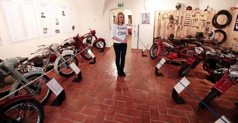 Výstava historických motocyklů JAWA na Chvalském zámku, otevřena denně do 25. dubna