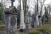 Olšanské hřbitovy, hrob armádních důstojníků z karlínského hřbitova.