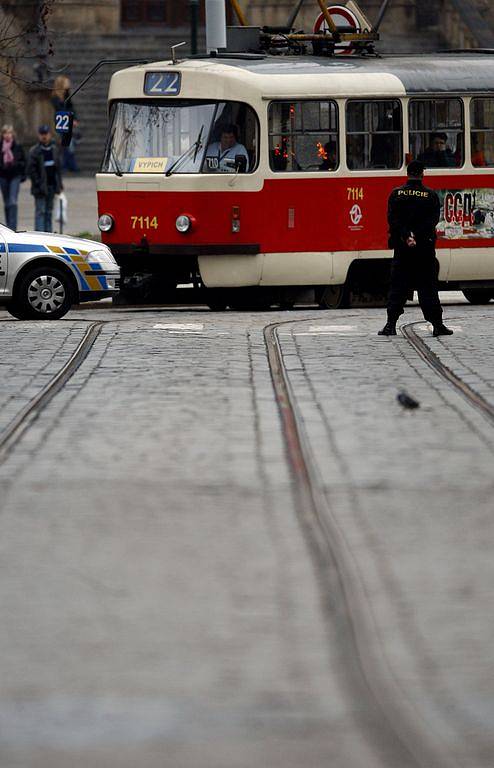 FALEŠNÝ POPLACH. Podezřelý balíček v bance zaměstnal policisty i hasiče, na dvě a půl hodiny zastavil provoz v Jugoslávské ulici.