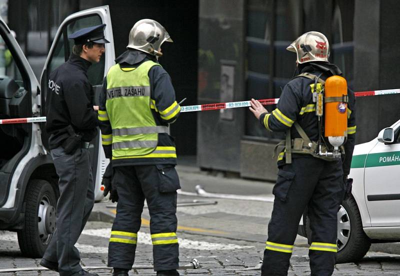 FALEŠNÝ POPLACH. Podezřelý balíček v bance zaměstnal policisty i hasiče, na dvě a půl hodiny zastavil provoz v Jugoslávské ulici.