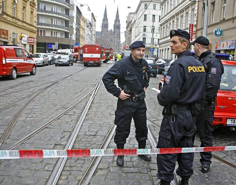 FALEŠNÝ POPLACH. Podezřelý balíček v bance zaměstnal policisty i hasiče, na dvě a půl hodiny zastavil provoz v Jugoslávské ulici.