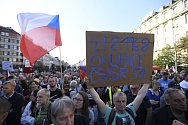Pochod z Václavského náměstí na Hradčanské náměstí v Praze k připomenutí 50. výročí potlačení občanských protestů při prvním výročí sovětské okupace i současnou informační válku