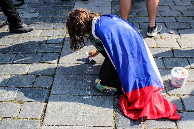 Demonstrace na Staroměstském náměstí za návrat do škol bez omezení.