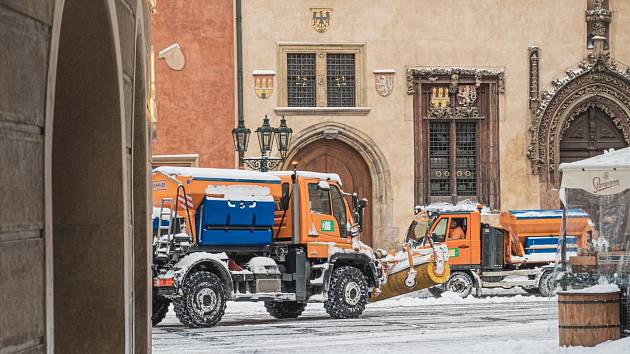 Sněhová kalamita způsobila 8. února 2021 komplikace ve veřejné dopravě. Praha zapojila do úklidu ulic veškerou dostupnou techniku.