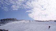 Harrachov je vyhlášeným centrem zimních sportů. Celé území je protkáno desítkami kilometrů upravovaných lyžařských stop a sjezdových tratí všech stupňů náročnosti.