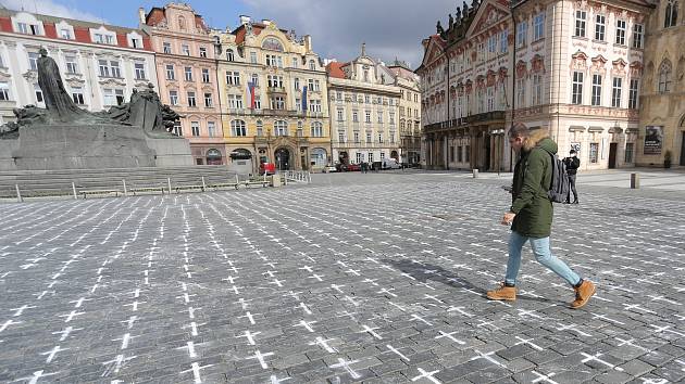 Kříže za oběti onemocnění covid-19 na pražském Staroměstském náměstí v pondělí 22. března 2021.