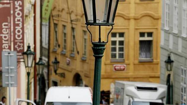 Fotogalerie: Plynové lampy ozáří Nerudovu ulici - Pražský deník