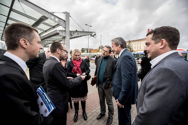 Debata Pražského deníku, která začala na autobusové stanici na Veleslavíně a pokračovala na Terminálu 3 v hotelu Ramada 13. října v Praze.
