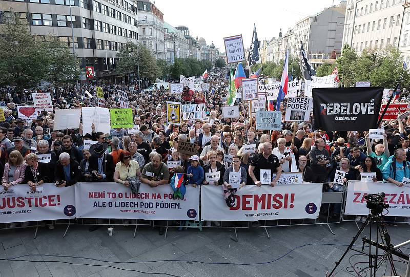 Demonstrace proti Marii Benešové a Andreji Babišovi 21. května 2019 na Václavském náměstí.