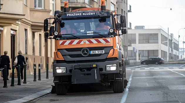 Řidiči nechtějí přeparkovávat auta kvůli blokovému čištění ulic - Pražský  deník