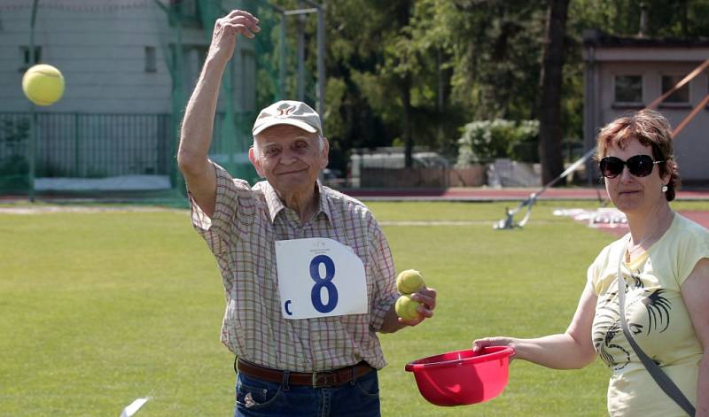 Z druhého ročníku Sportovních her seniorů na stadionu Na Kotlářce v Praze.