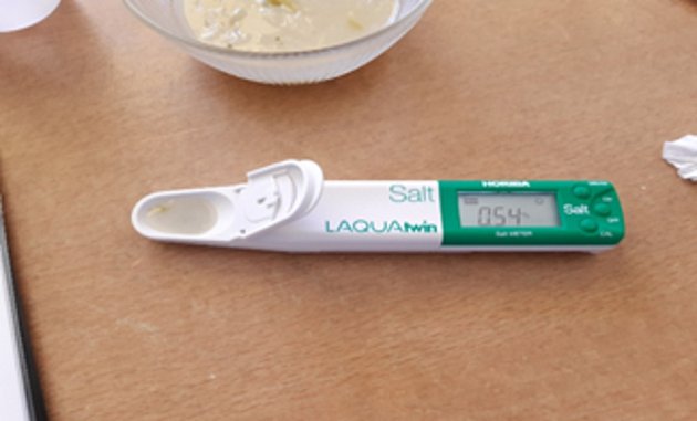 Měření soli v polévkách podávaných ve školních jídelnách: přístroj pražských hygieniků založený na měření Na+ iontově selektivní elektrodou.