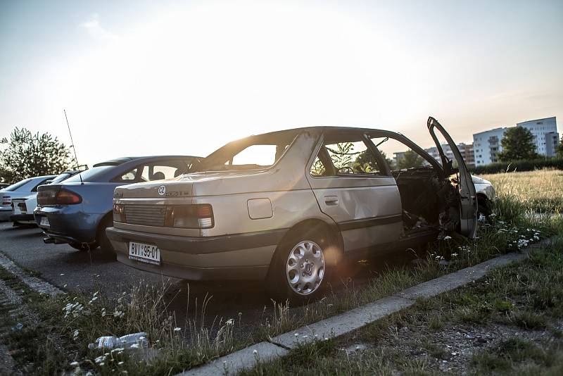 Vrak stojíci na pražském Jižním Městě 18. července.