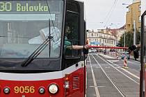 Předávání kolíku v rámci bezpečnosti mezi řidiči tramvají v úseku Vychovatelna a Bulovka.