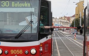 Předávání kolíku v rámci bezpečnosti mezi řidiči tramvají v úseku Vychovatelna a Bulovka.