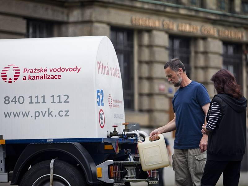 Oprava vodovodního potrubí na rohu Evropské a Gymnazijní ulice v Praze 6. Kvůli havárii na potrubí 13. srpna od rána neteče voda ve 31.000 domáctnos­tech.