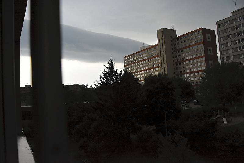 Unikátní mrak v čele bouřkové oblačnosti zvaný roll cloud.