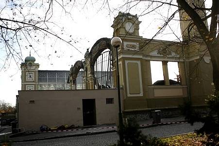 Hasiči pokračovali 17. října v dohašování požáru levého křídla pražského Veletržního paláce.