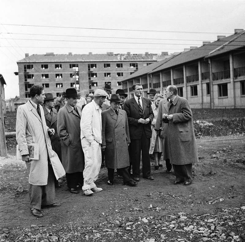 Výstavba.  1.října 1948 přijel na staveniště nového strašnického sídliště ministr techniky Emanuel Šlechta. Tehdy byly Strašnice okrajem Prahy a rostlo zde nové město asi pro 5.000 obyvatel. Na 50 hektarovém území se dříve rozprostíraly rybníky a bažiny.