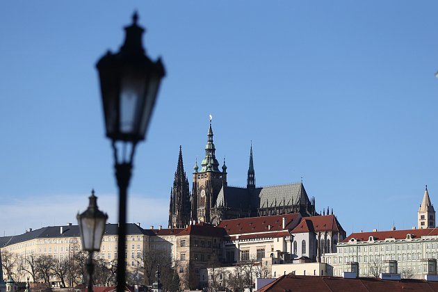 Pražský hrad  a Karlův most v obležení turistů, Staroměstské náměstí už tolik nelákalo.