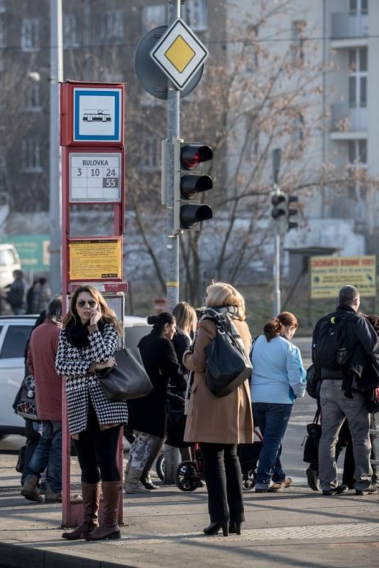 Zmatky kvůli náhradní autobusové dopravě na zastávce Bulovka v Praze.