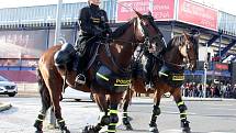 Chachaři šli na Spartu. Fandit Baníku jich do Prahy dorazila tisícovka, policie byla v pohotovosti, sobota 17. září 2022.