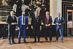 Zástupci běloruské exilové opozice při ceremoniálu na Staroměstské radnici převzali stříbrné medaile Prahy a zapsali se do pamětní knihy v den prvního výročí běloruských prezidentských voleb.