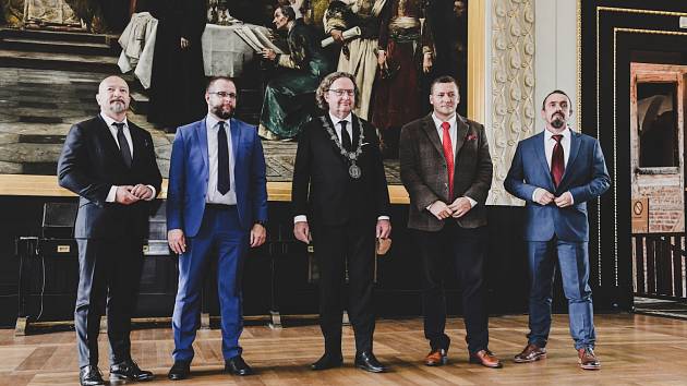 Zástupci běloruské exilové opozice při ceremoniálu na Staroměstské radnici převzali stříbrné medaile Prahy a zapsali se do pamětní knihy v den prvního výročí běloruských prezidentských voleb.