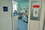 Reportér Pražského deníku navštívil JIP ve Fakultní nemocnici Královské Vinohrady (FNKV), kde se léčí pacienti s covidem.