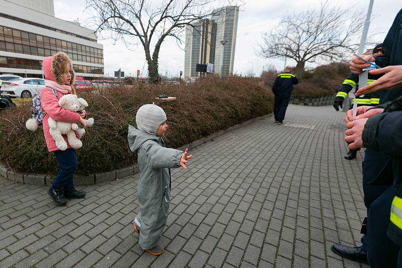 Kongresové centrum Praha 7. března 2022 - převoz uprchlíků z Ukrajiny z kapacitních důvodů do jiných zařízení mimo Prahu.