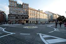 Ulice Národní v centru Prahy je nově obousměrná. U Jungmannova náměstí vznikl kruhový objezd.