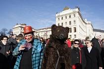 V průběhu vrcholícího třetího kola první volby prezidenta České republiky, které probíhalo 9. února, prošel Hradčanským náměstím masopustní průvod.