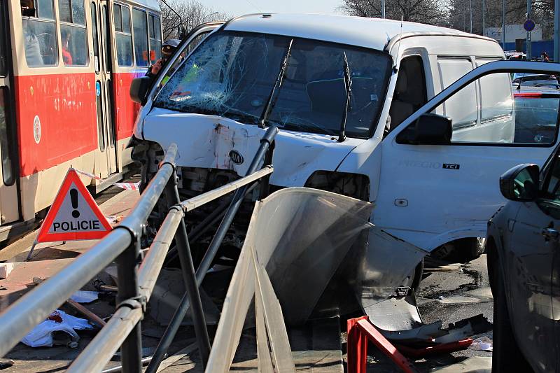 Na tramvajové zastávce u vojenské nemocnice srazila dodávka několik lidí.