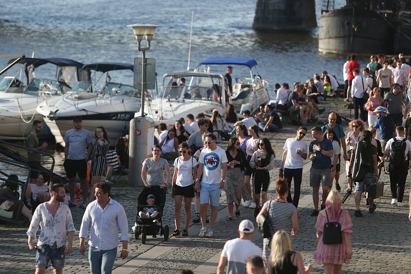 Rozvolnění protiepidemických opatření a letní počasí byly v pondělí kombinací, která vyhnala do ulic stovky Pražanů. S redakčním objektivem jsme navštívili náplavku u Palackého náměstí.