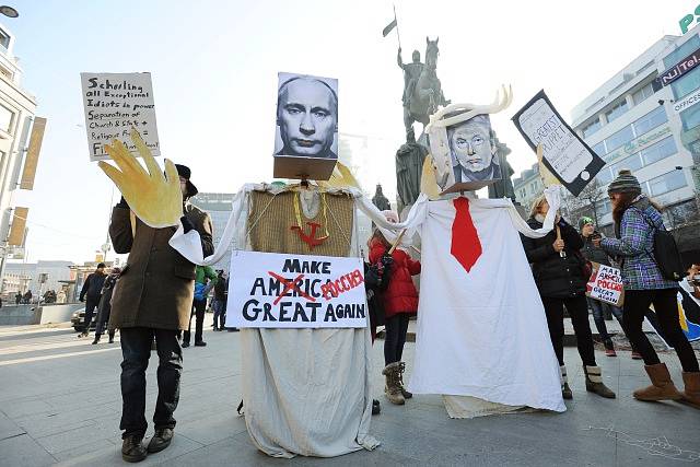 Asi dvě stě lidí se sešlo na Václavském náměstí na solidárního shromáždění s pochodem žen ve Washingtonu.