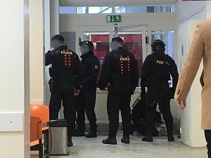 Zpacifikování ozbrojeného muže v areálu polikliniky v Kartouzské ulici v Praze 5.