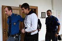 Soud v kauze pobodání nůžkami v Brandýse nad Labem: Tomáš H. dostal nepravomocně deset let.