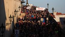 Pochod demonstrantů z Pražského hradu na Staroměstské náměstí proti Andreji Babišovi (ANO), který se koná 17. listopadu.