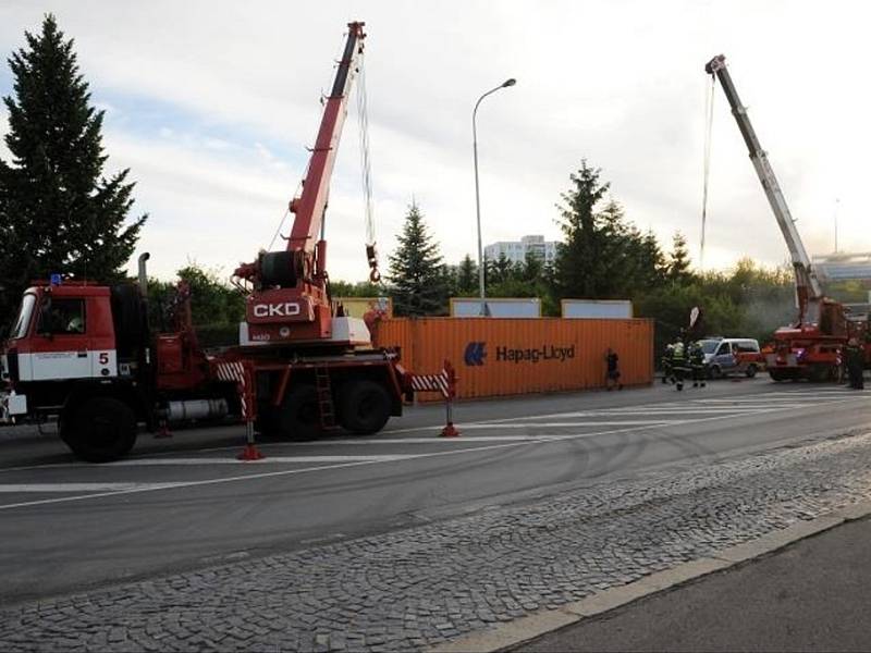 Naložit kontejner zpět na podvalník byla náročná operace