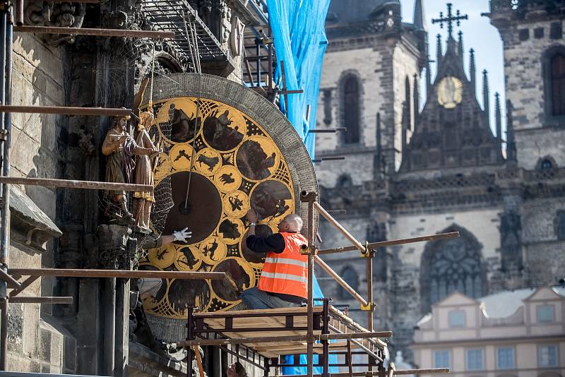 Památkáři demontovali 25. května kalendárium orloje v rámci rekonstrukce věže Staroměstské radnice v Praze.