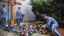 Památku oběti politických procesů Milady Horákové si lidé připomněli 27. června ve věznici na pražské Pankráci, kde byla před 65 lety popravena.