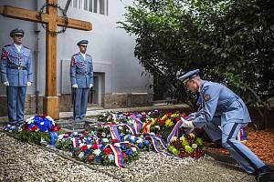 Památku oběti politických procesů Milady Horákové si lidé v minulosti připomněli ve věznici na pražské Pankráci, kde byla popravena.