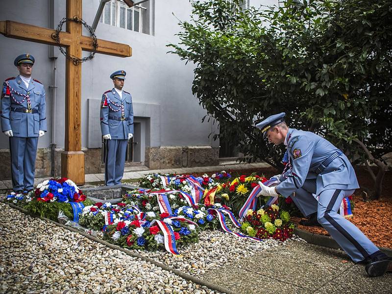 Památku oběti politických procesů Milady Horákové si lidé připomněli 27. června ve věznici na pražské Pankráci, kde byla před 65 lety popravena.