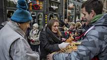 Několik skupinek dobrovolníků z organizace Zachraň jídlo rozdávalo 13. prosince v centru Prahy nepovedené vánočky z jedné pekárny.