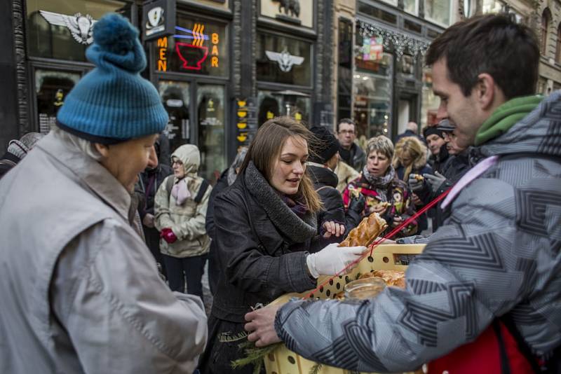 Několik skupinek dobrovolníků z organizace Zachraň jídlo rozdávalo 13. prosince v centru Prahy nepovedené vánočky z jedné pekárny.