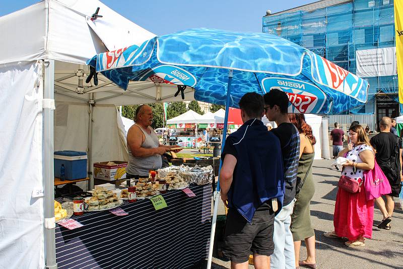 Vinohradské vinobraní. Festival vína na náměstí Jiřího z Poděbrad v Praze 3.