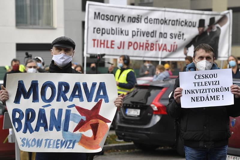 Před hlavním vchodem do budovy České televize v Praze 17. listopadu 2020 demonstrovali lidé na obranu nezávislosti ČT a veřejnoprávních médií.