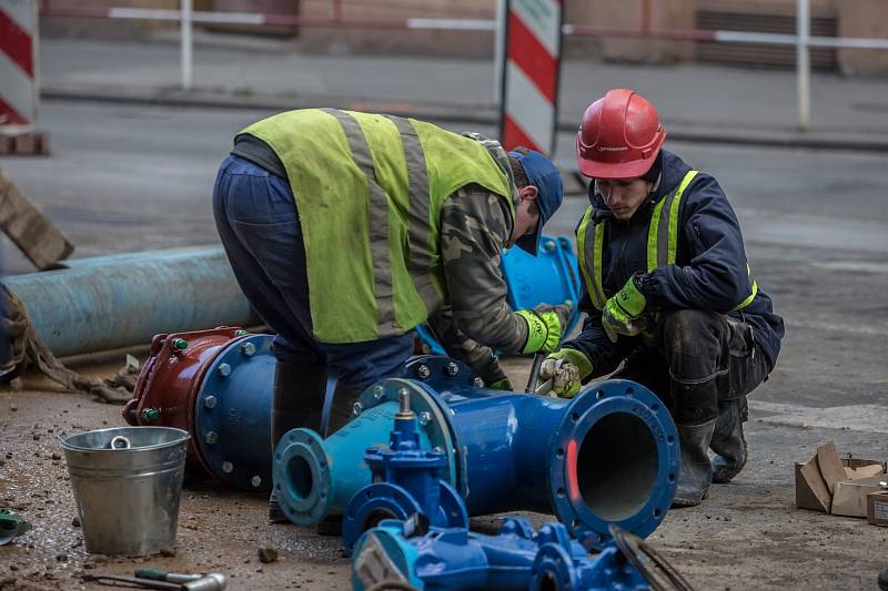 Kvůli noční havárii vodovodního potrubí je od pondělního zcela uzavřena Sokolská ulice v centru Prahy u křižovatky s Ječnou.